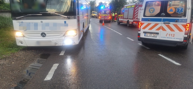 FOTO. Accident pe E85. Au fost implicate două mașini și un autocar 2 FOTO. Accident pe E85. Au fost implicate două mașini și un autocar