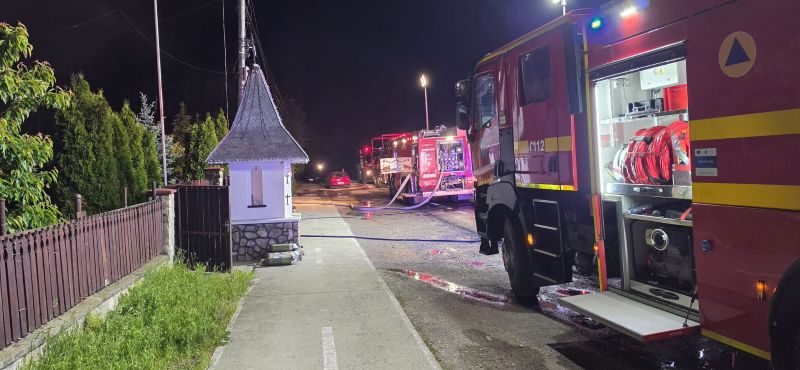 Incendiu puternic la Dobreni: o gospodărie distrusă după șase ore de intervenție a pompierilor