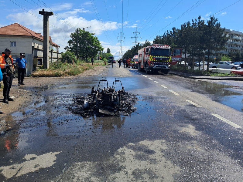Foto. Iași. Un autoturism a ars ca o torță în municipiul Iași 3 Foto. Iași. Un autoturism a ars ca o torță în municipiul Iași