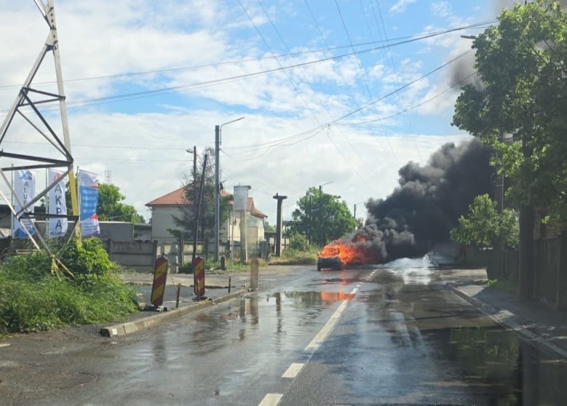 Foto. Iași. Un autoturism a ars ca o torță în municipiul Iași