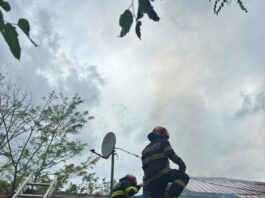 FOTO. Vaslui. Un bărbat și-a dat foc la casă. Pompierii au reușit să salveze jumătate din locuință