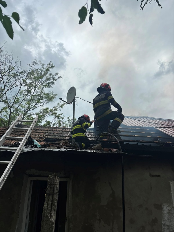 FOTO. Vaslui. Un bărbat și-a dat foc la casă. Pompierii au reușit să salveze jumătate din locuință