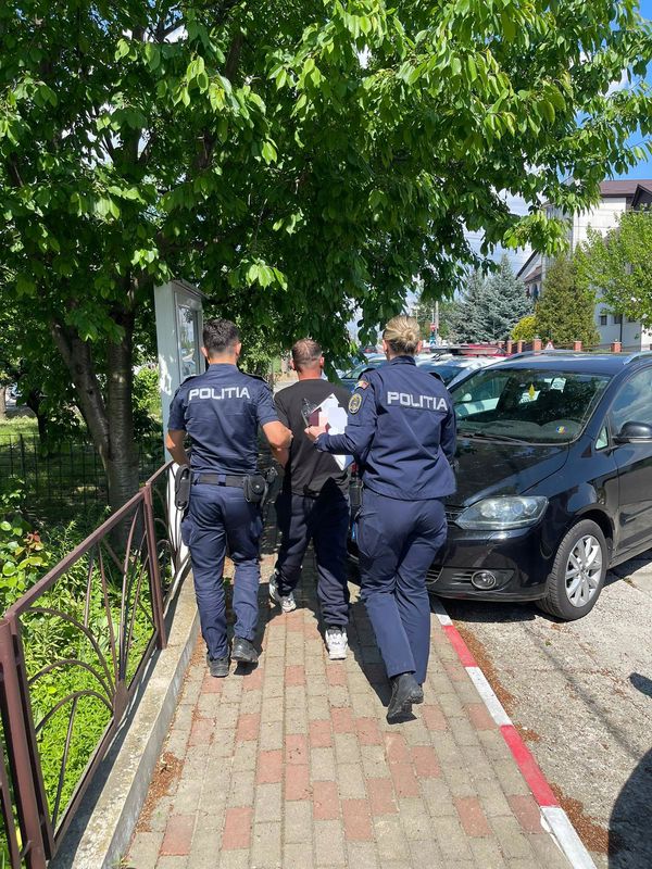 Neamț. Bărbat reținut după ce a fost prins beat, fără permis și la volanul unei autoutilitare furate