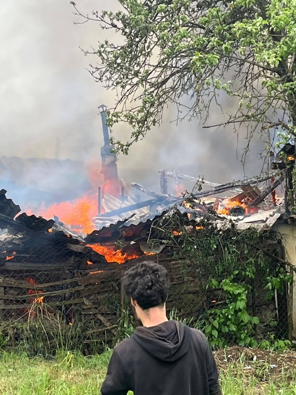 Bacău. Puternic incendiu în comuna Helegiu – sunt afectate trei case și mai multe anexe 3 Bacău. Puternic incendiu în comuna Helegiu – sunt afectate trei case și mai multe anexe