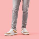 Cum să asortezi o pereche de pantaloni din denim cu încălțămintea sport pentru un look casual de zi cu zi