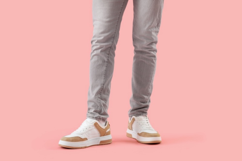 Cum să asortezi o pereche de pantaloni din denim cu încălțămintea sport pentru un look casual de zi cu zi