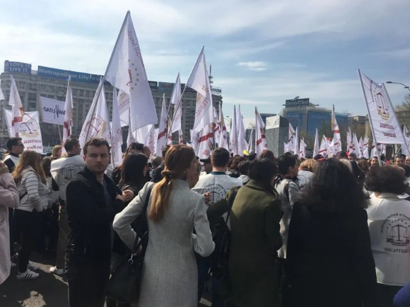 Noua lege a salarizării nemulțumește grefierii – sindicaliștii stabilesc ce forme de protest vor adopta