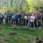 FOTO Elevii din Vaduri-Neamț au plantat peste 100 de stejari alături de polițiști și silvicultori