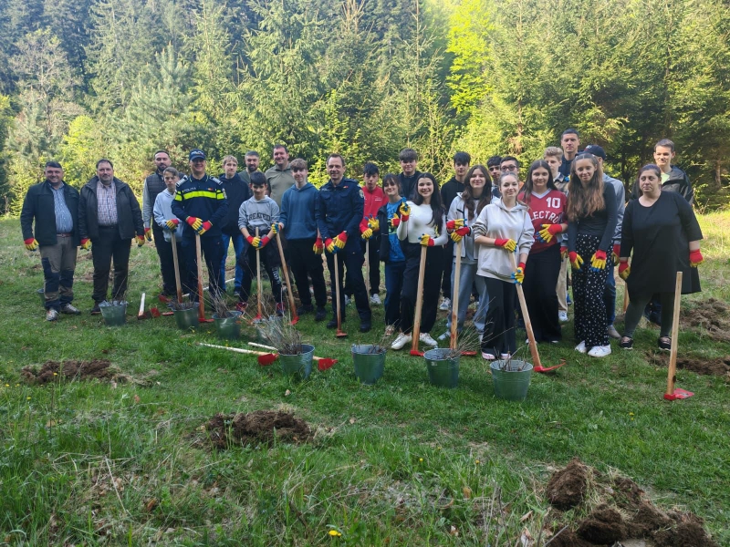 FOTO Elevii din Vaduri-Neamț au plantat peste 100 de stejari alături de polițiști și silvicultori