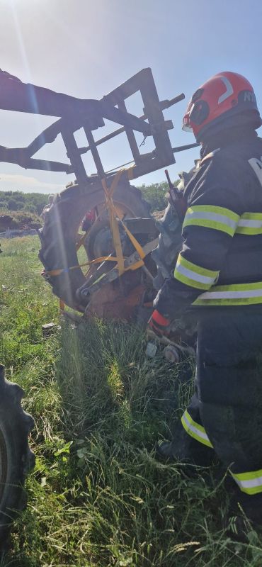 Botoșani. Un bărbat a decedat după ce s-a răsturnat cu tractorul pe câmp