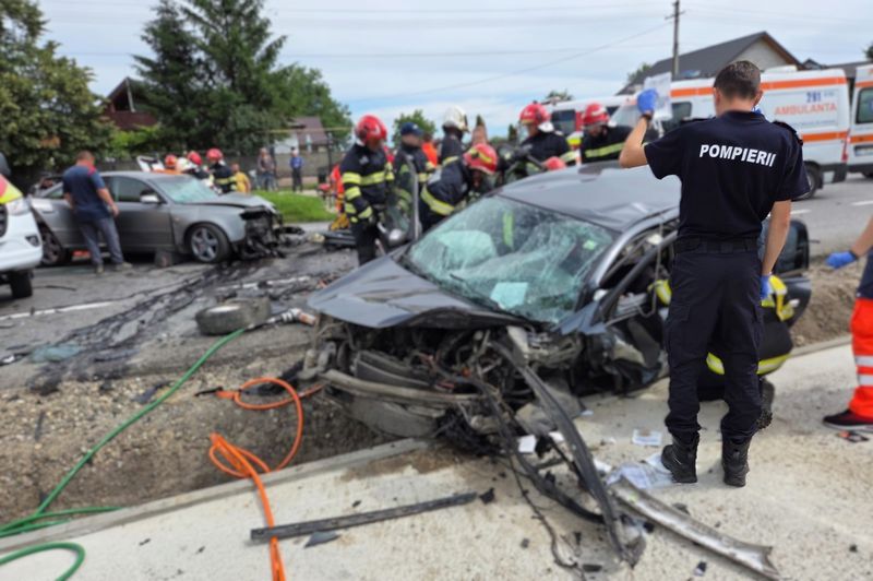 Iași. Două persoane au rămas încarcerate după un accident la Podu Iloaiei