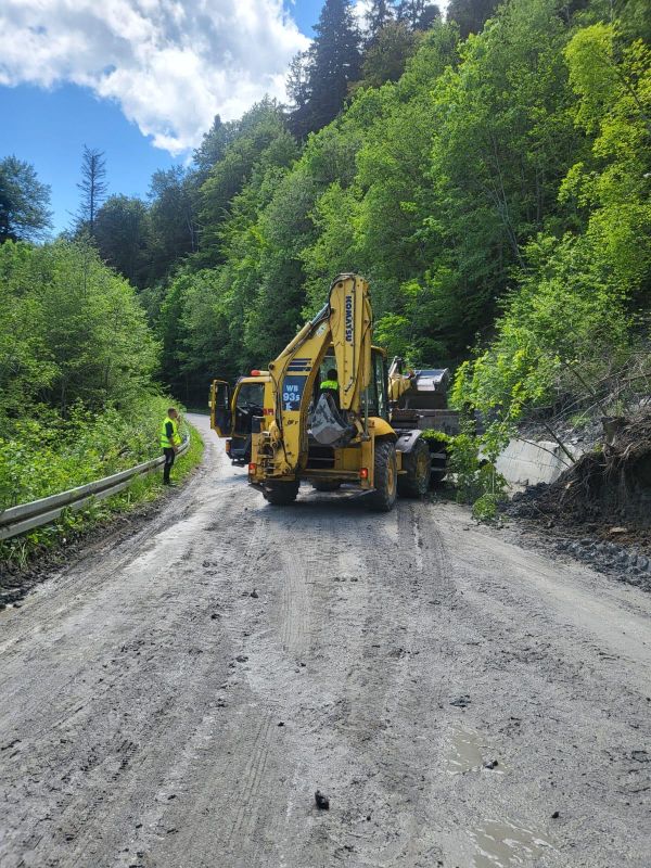 Aluviuni pe Drumul Axial după ploile abundente: se intervine cu utilaje pentru reluarea traficului în siguranță
