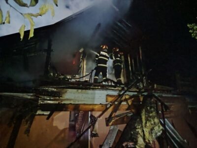 Bacău. Incendiu puternic la o locuință. Flăcările au distrus o parte din acoperișul casei 2 Bacău. Incendiu puternic la o locuință. Flăcările au distrus o parte din acoperișul casei