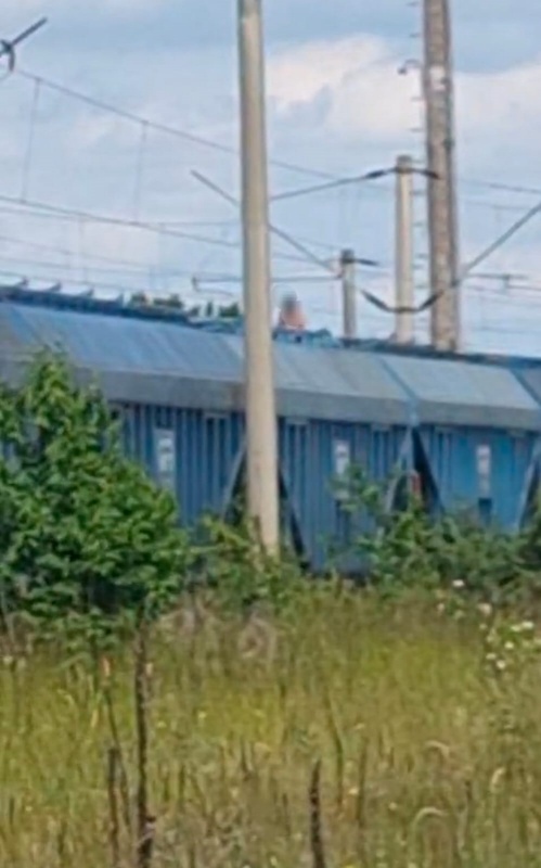 Un copil de 12 ani s-a electrocutat după ce s-a urcat pe un tren din Gara Târgu-Neamț 1 Un copil de 12 ani s-a electrocutat după ce s-a urcat pe un tren din Gara Târgu-Neamț