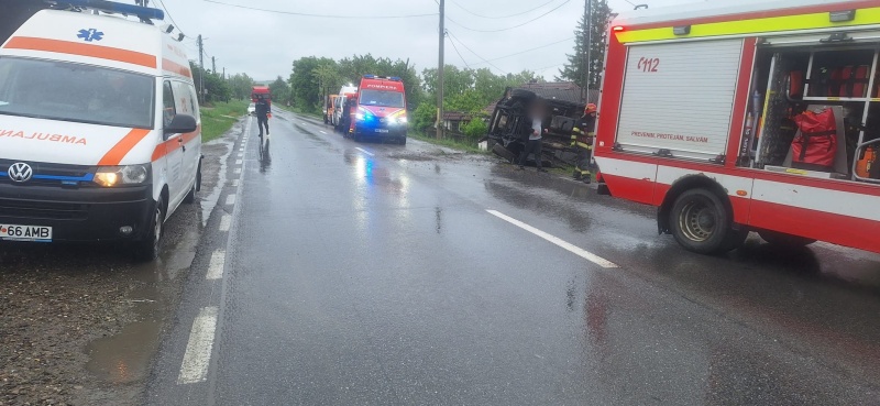 Accident grav pe E85 – cel puțin 4 persoane au fost rănite