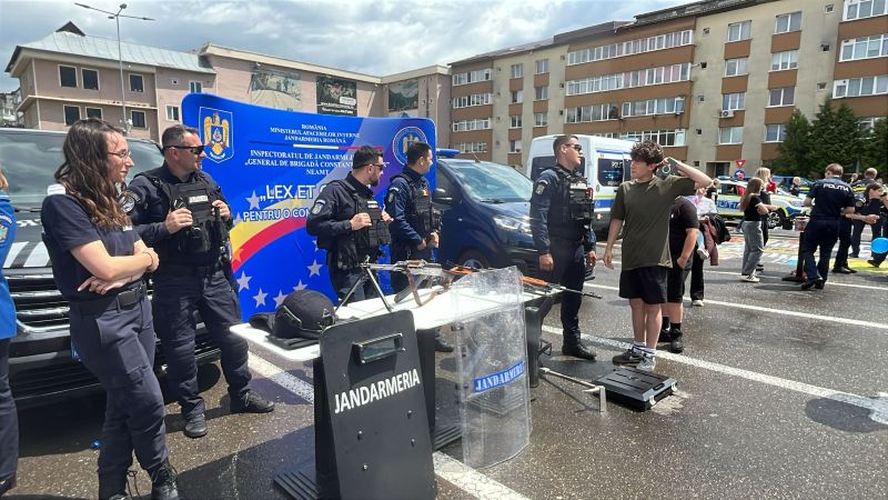 Poliția Neamț a organizat un eveniment pentru copii în parcarea Shopping City Piatra Neamț 2 Poliția Neamț a organizat un eveniment pentru copii în parcarea Shopping City Piatra Neamț
