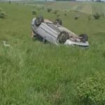 FOTO. Accident la Târgu Neamț – o mașină s-a răsturnat din cauza vitezei