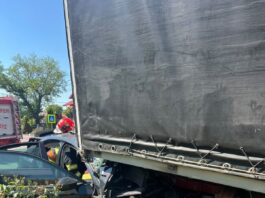 Accident grav pe E85. Un șofer a rămas încarcerat după impactul dintre trei autovehicule