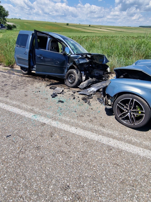 FOTO. 3 persoane au ajuns la spital în urma unui accident