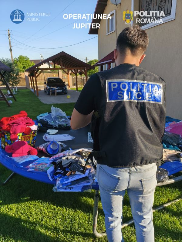 Botoșani. Produse contrafăcute de peste 117 000 de lei, descoperite în urma unei percheziții a polițiștilor în cadrul Operațiunii Jupiter