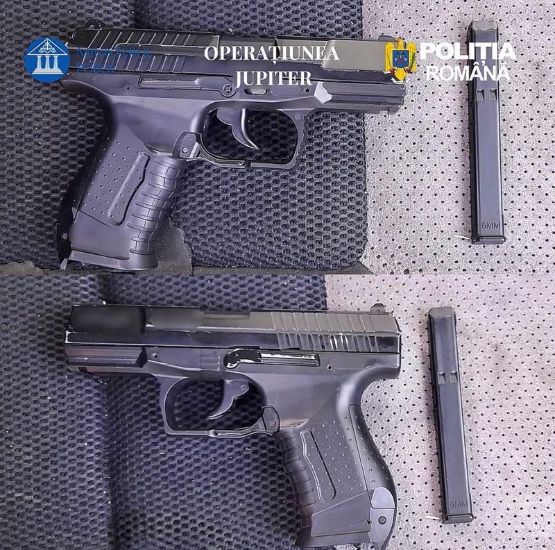Bacău. Operațiunea JUPITER: 15 percheziții, 17 audiați, un reținut, branșări ilegale la energie electrică și un pistol airsoft