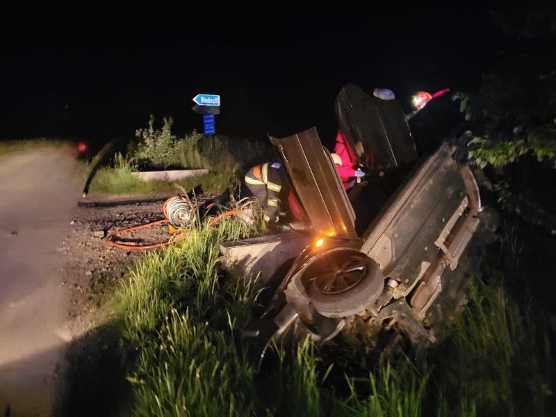 Suceava. Accident grav la Rudești. O tânără a fost scoasă în stare de inconștiență dintre fiarele mașinii