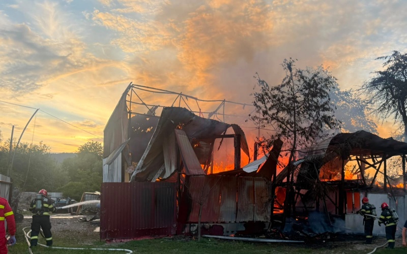 VIDEO. Incendiu la Agapia – hală distrusă de flăcări