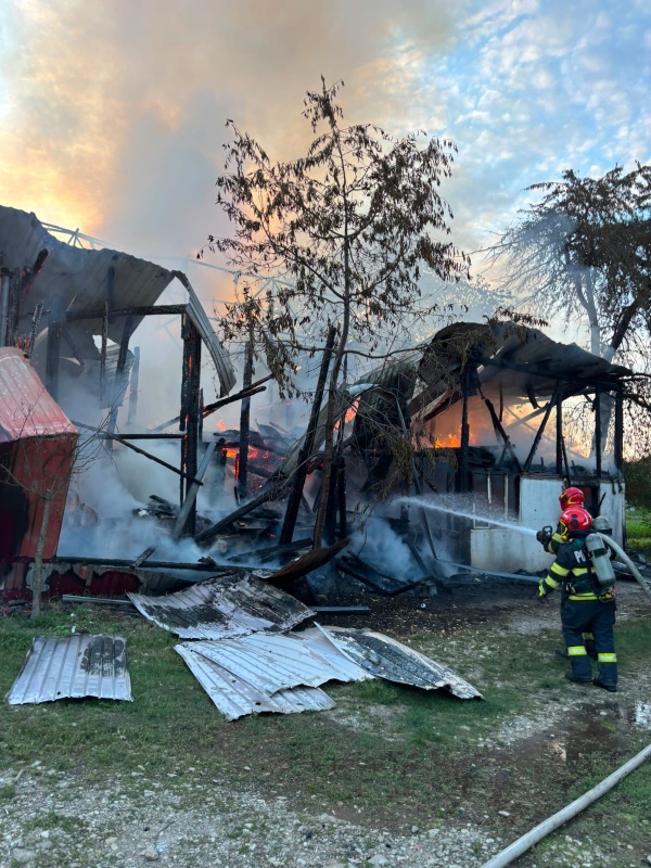 VIDEO. Incendiu la Agapia - hală distrusă de flăcări 2 VIDEO. Incendiu la Agapia - hală distrusă de flăcări