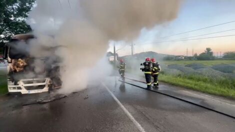 TIR înmatriculat în Neamț, cuprins de flăcări pe un drum din Vaslui 2 TIR înmatriculat în Neamț, cuprins de flăcări pe un drum din Vaslui