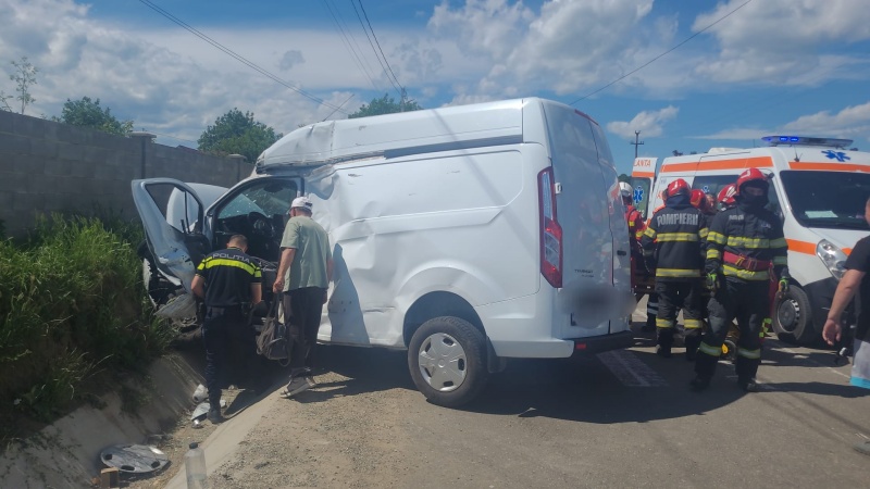 FOTO. Bacău. O femeie de 50 de ani a suferit politraumatisme în urma unui accident de circulație 1 FOTO. Bacău. O femeie de 50 de ani a suferit politraumatisme în urma unui accident de circulație
