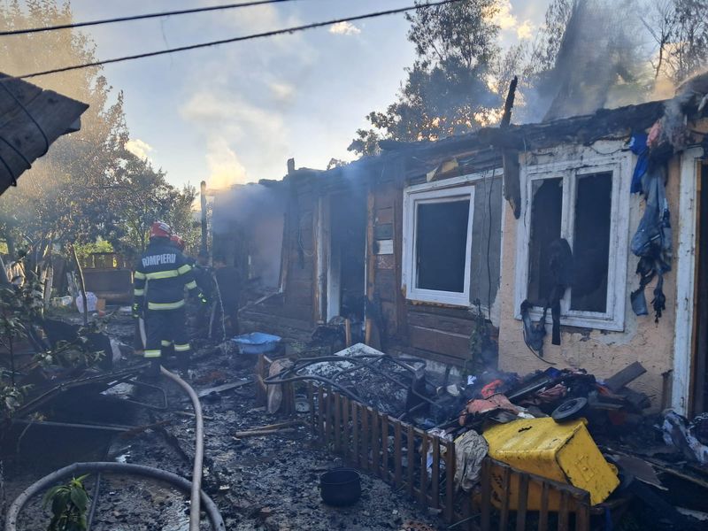 Suceava. Foto. Incendiu devastator: o familie a rămas fără acoperiș deasupra capului!