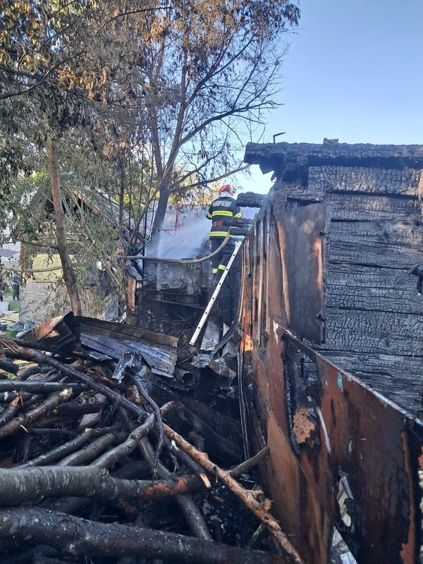 Suceava. Foto. Incendiu devastator: o familie a rămas fără acoperiș deasupra capului! 4 Suceava. Foto. Incendiu devastator: o familie a rămas fără acoperiș deasupra capului!