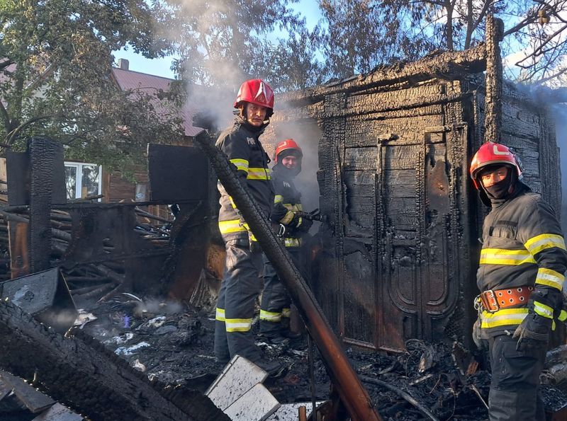 Suceava. Foto. Incendiu devastator: o familie a rămas fără acoperiș deasupra capului! 3 Suceava. Foto. Incendiu devastator: o familie a rămas fără acoperiș deasupra capului!