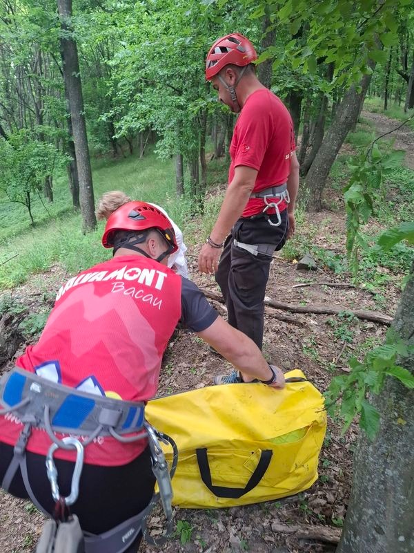 FOTO. Femeie cu traumatism la picior salvată de salvamontiști 2 FOTO. Femeie cu traumatism la picior salvată de salvamontiști