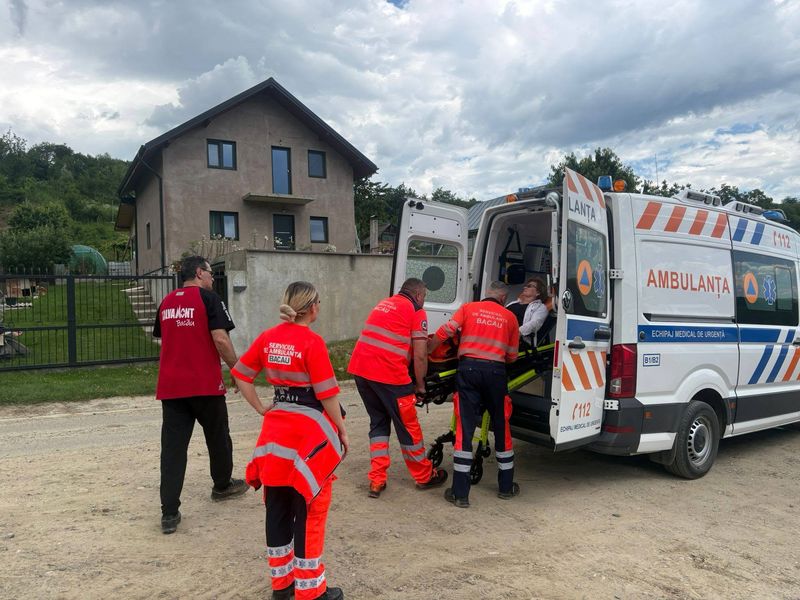 FOTO. Femeie cu traumatism la picior salvată de salvamontiști 3 FOTO. Femeie cu traumatism la picior salvată de salvamontiști
