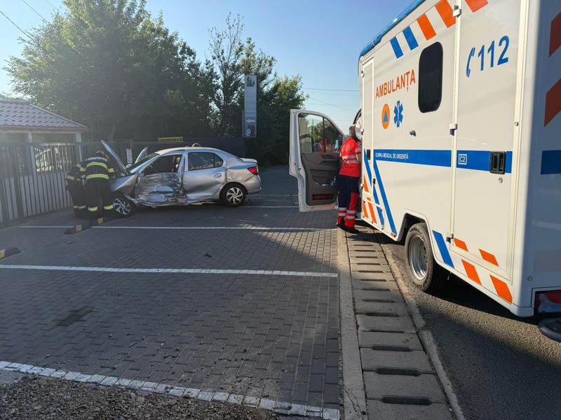 FOTO. Iași. Ambulanță aflată în misiune, implicată într-un accident