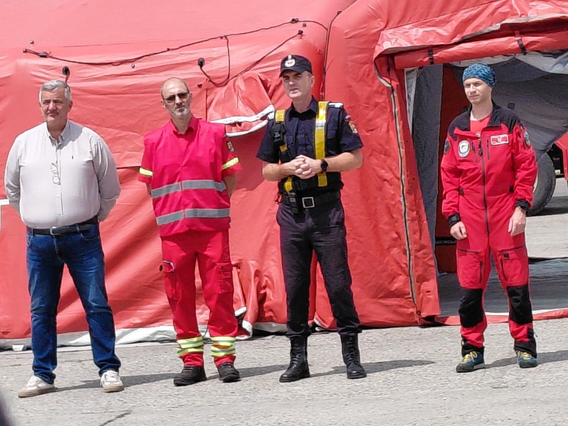 FOTO. Știre actualizată. Exercițiu ISU la RIFIL Săvinești. Elicopter Black Hawk și forțe de intervenție mobilizate în scenariul unui incendiu provocat de o explozie 1 FOTO. Știre actualizată. Exercițiu ISU la RIFIL Săvinești. Elicopter Black Hawk și forțe de intervenție mobilizate în scenariul unui incendiu provocat de o explozie