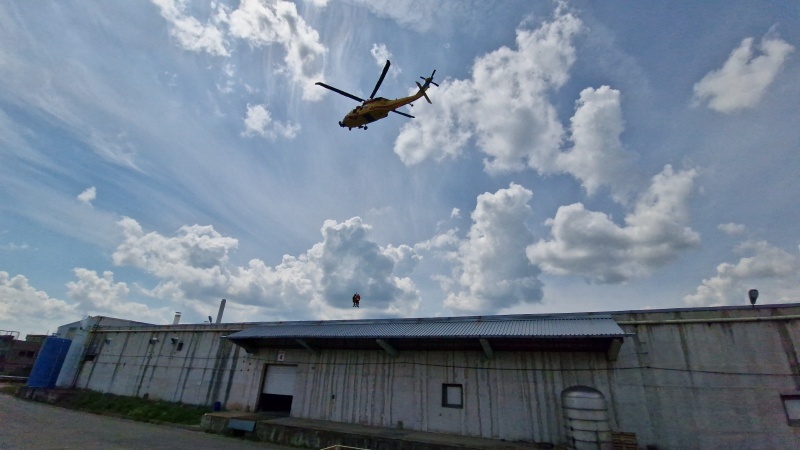 FOTO. Știre actualizată. Exercițiu ISU la RIFIL Săvinești. Elicopter Black Hawk și forțe de intervenție mobilizate în scenariul unui incendiu provocat de o explozie 4 FOTO. Știre actualizată. Exercițiu ISU la RIFIL Săvinești. Elicopter Black Hawk și forțe de intervenție mobilizate în scenariul unui incendiu provocat de o explozie