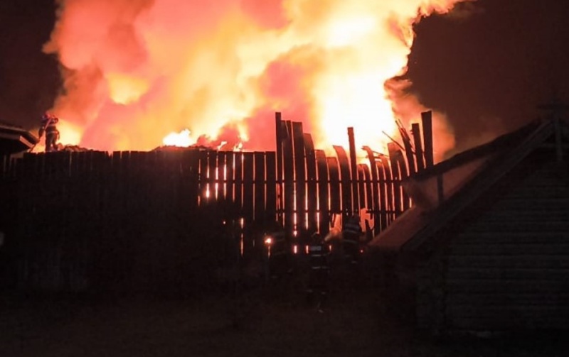 Video-Foto. Incendiu de proporții la stația de sortare deșeuri reciclabile din Stroiești