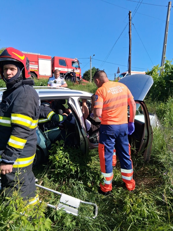 FOTO. 3 persoane au fost transportate la spital după ce mașina în care se aflau a ajuns în câmp