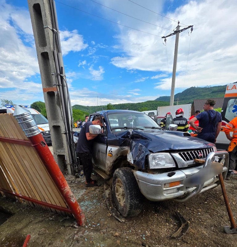 Bacău Doi răniți în spital, după o coliziune în trafic, la Oituz _