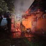 Bacău. Incendiu puternic la o locuință. Flăcările au distrus o parte din acoperișul casei