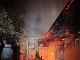 Bacău. Incendiu puternic la o locuință. Flăcările au distrus o parte din acoperișul casei