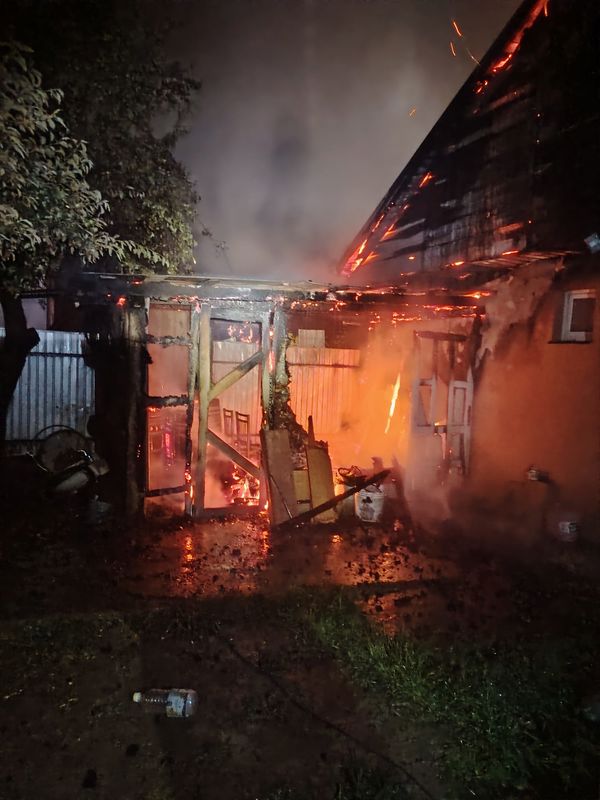 Bacău. Incendiu puternic la o locuință. Flăcările au distrus o parte din acoperișul casei