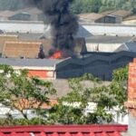 Incendiu la hala de reparații vagoane din Pașcani. Muncă grea pentru pompierii ieșeni