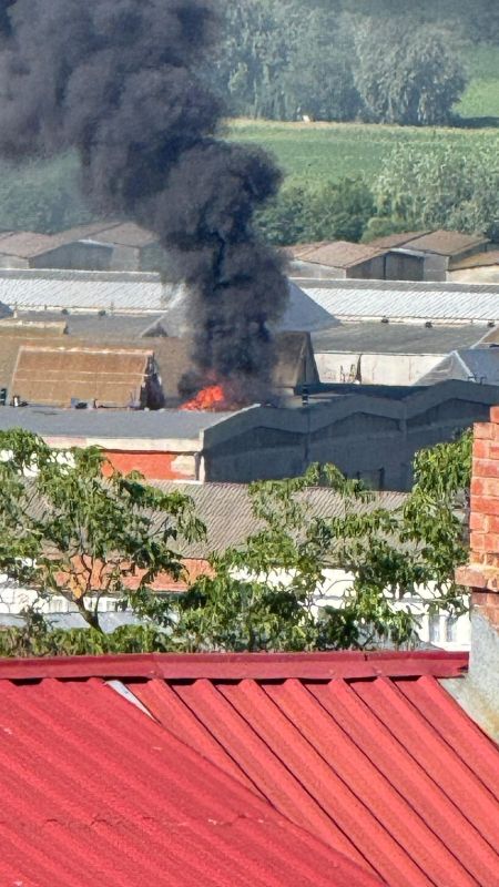 Incendiu la hala de reparații vagoane din Pașcani. Muncă grea pentru pompierii ieșeni
