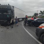 Iași Coliziune periculoasă între un TIR și un autoturism la Mircești – doi răniți au ajuns la spital!