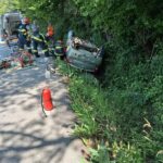 Accident la Hangu – un șofer a rămas încarcerat după ce mașina a ajuns pe cupolă