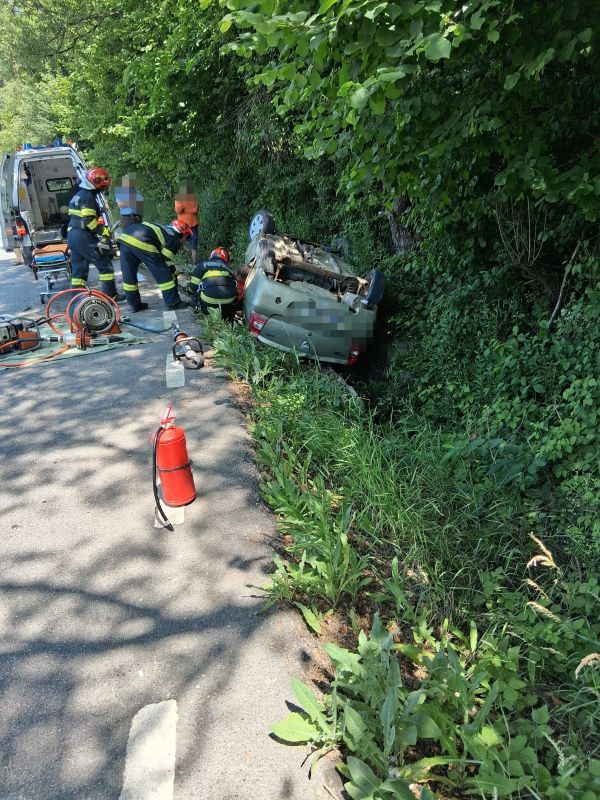 Accident la Hangu – un șofer a rămas încarcerat după ce mașina a ajuns pe cupolă