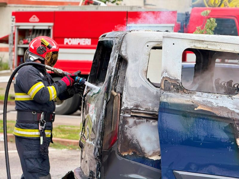 Botoșani. Un autoturism a luat foc în trafic – șoferul s-a salvat